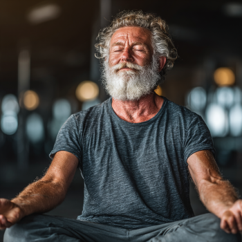 Група літніх людей займається йогою